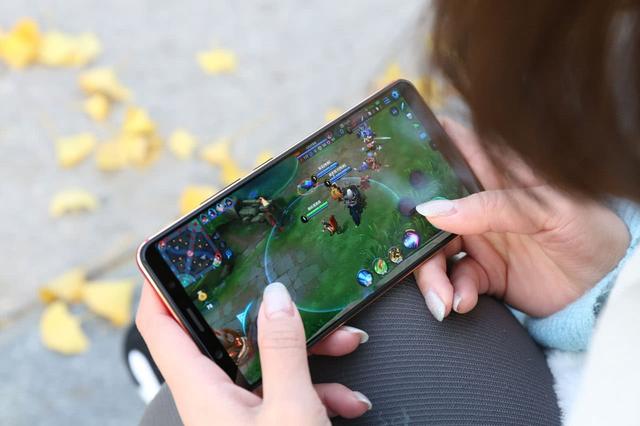 夏天手机该不该贴膜戴壳?你可能浪费了手机设计人员的苦心!