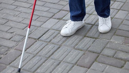 盲道上的不同砖面,主要是用来帮助盲人