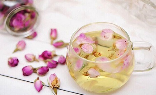 玫瑰花茶为很多人所，泡玫瑰花茶的水温多高为宜