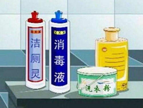 很多人习惯把84消毒液、擦地液等清洁剂都放在卫生间,这种做法