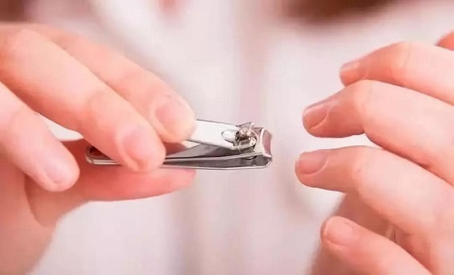 指甲是剪得越短越好吗